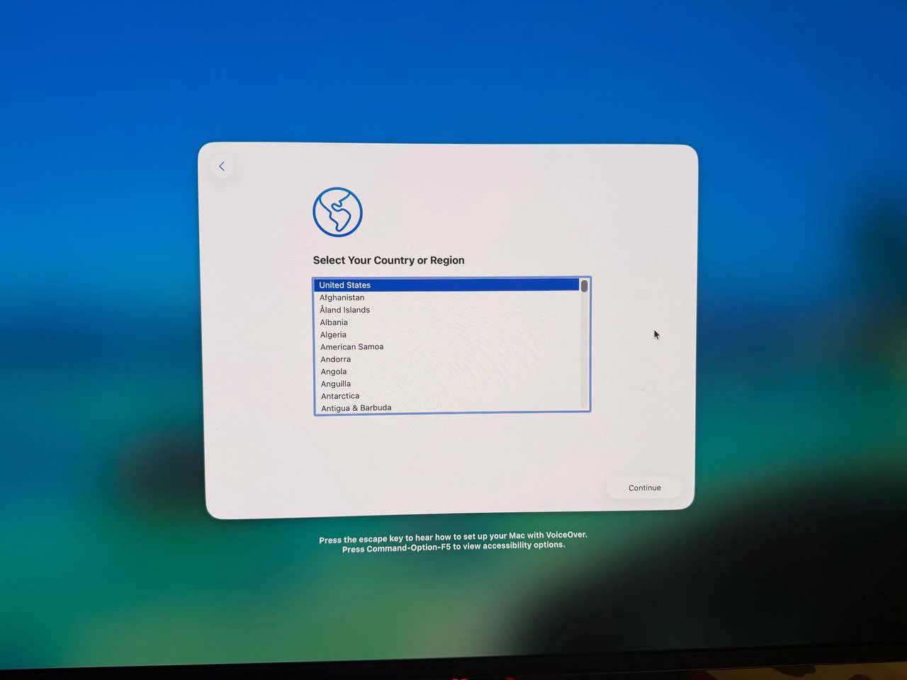 Mac mini displaying Apple Setup Assistant country and region screen