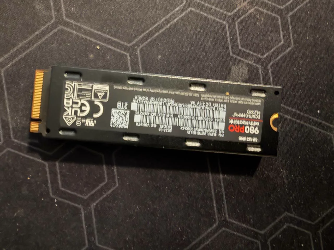 Model and serial label on Samsung 980 PRO with Heatsink 2TB